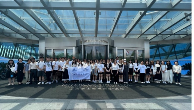 图为学生与上海佘山世茂洲际酒店企业专家合影留念 图为学生与上海佘山世茂洲际酒店企业专家合影留念