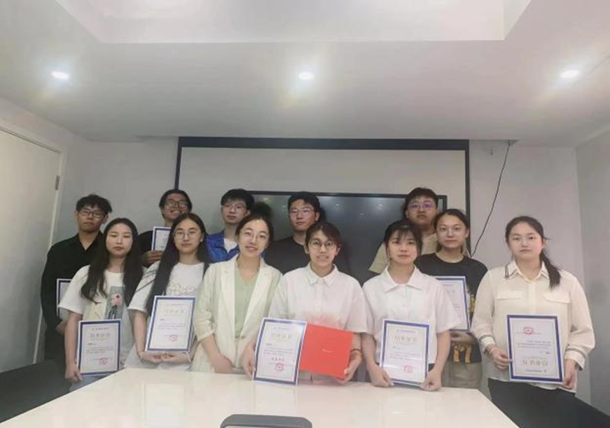 图为实习学生获得ACCA的GBS证书 图为实习学生获得ACCA的GBS证书