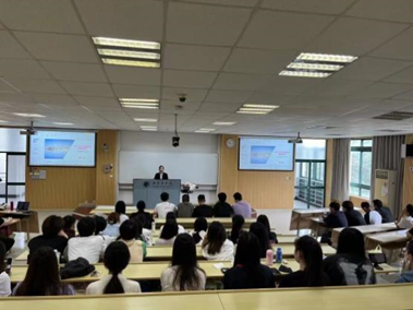 图为专家学者开展专题报告 图为专家学者开展专题报告