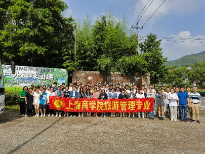 图为丰富多彩的体验实习活动 图为丰富多彩的体验实习活动