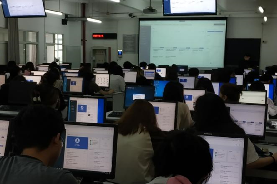 图为开展虚拟仿真实验的同学 图为开展虚拟仿真实验的同学