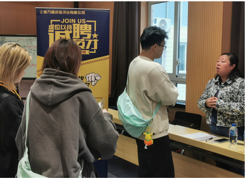 图为2020级学生的实习应聘现场 图为2020级学生的实习应聘现场