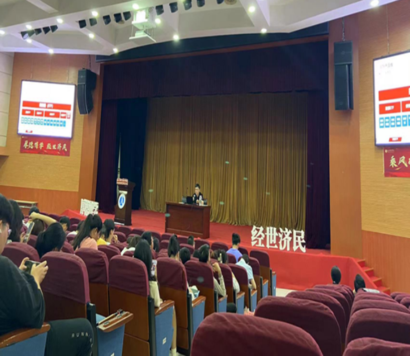 图为学生聆听企业专家讲座 图为学生聆听企业专家讲座