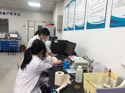 图为食品系教师指导学生双创项目实验 图为食品系教师指导学生双创项目实验