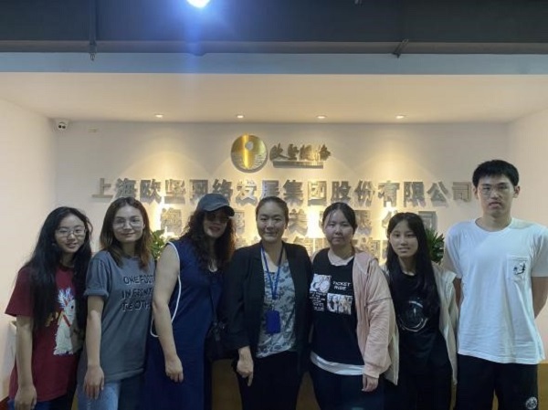 国际经济与贸易专业系主任一行巡视在基地实习的学生 国际经济与贸易专业系主任一行巡视在基地实习的学生