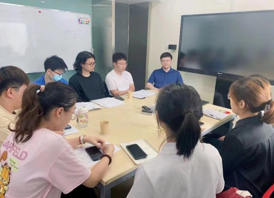 图为学生每周五的讨论与总结 图为学生每周五的讨论与总结