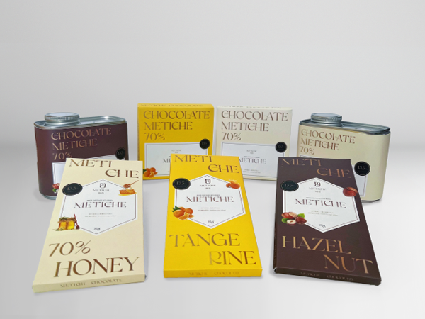 作品名称:梅奇巧克力包装设计 设计:孙笑冉同学 指导教师:罗兵 作品名称:梅奇巧克力包装设计 设计:孙笑冉同学 指导教师:罗兵