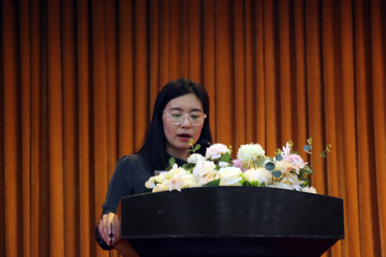图为焦玥介绍学院总体情况