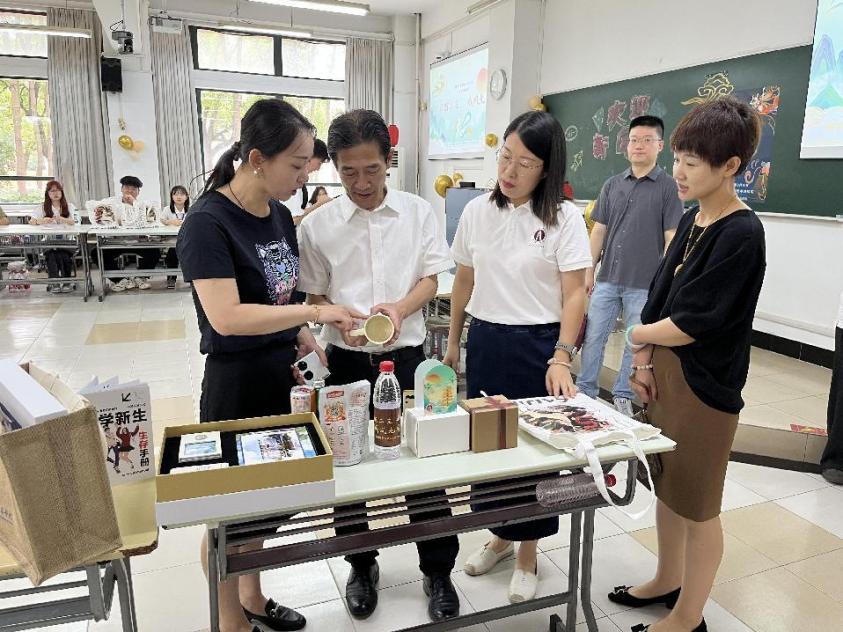 图为校长吴忠视察新生报到工作 图为校长吴忠视察新生报到工作