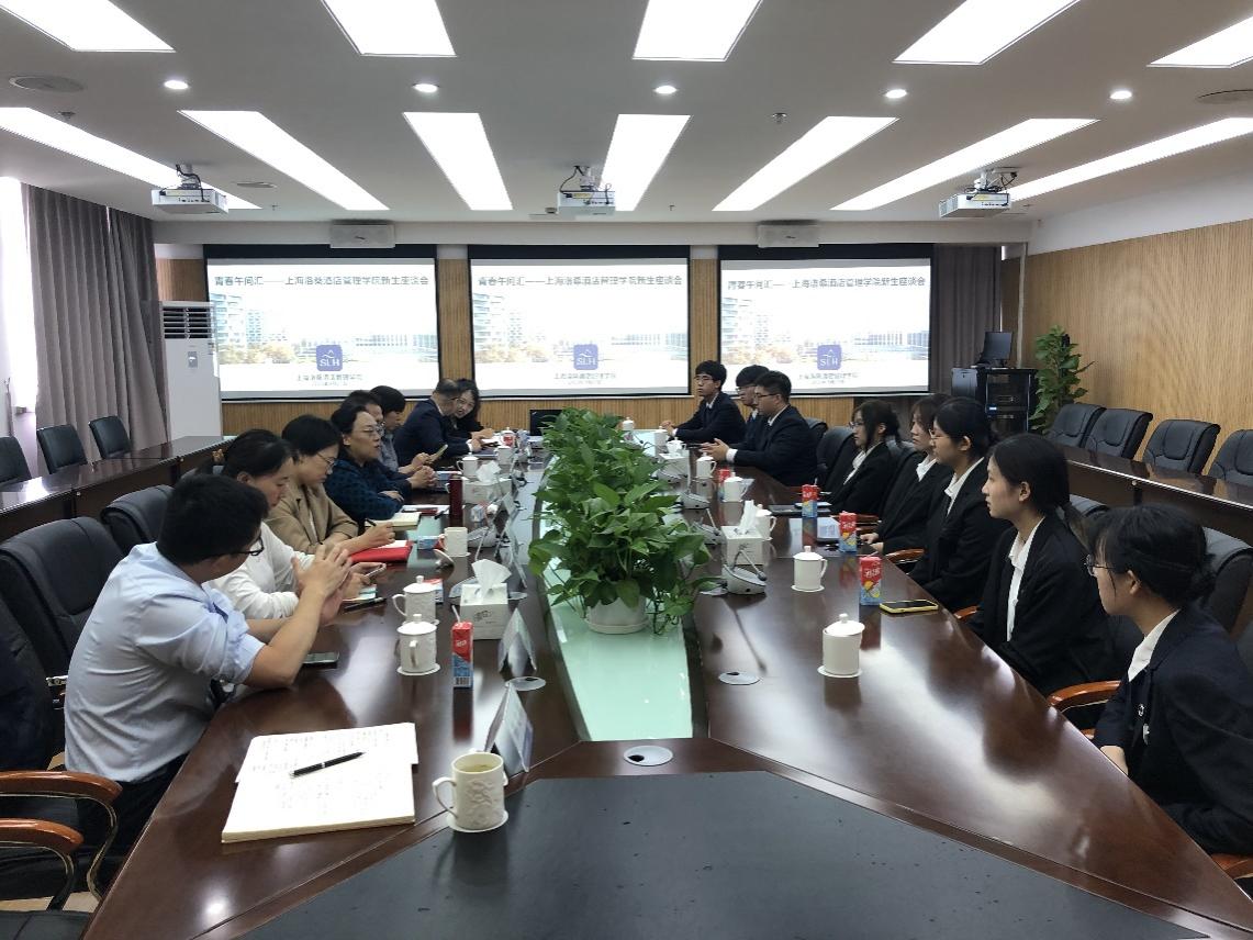 图为座谈会现场 图为座谈会现场