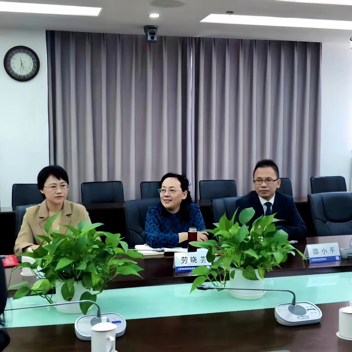 图为校党委副书记、副校长劳晓芸发言 图为校党委副书记、副校长劳晓芸发言