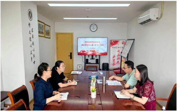 图为党总支理论学习中心组(扩大)学习现场 图为党总支理论学习中心组(扩大)学习现场