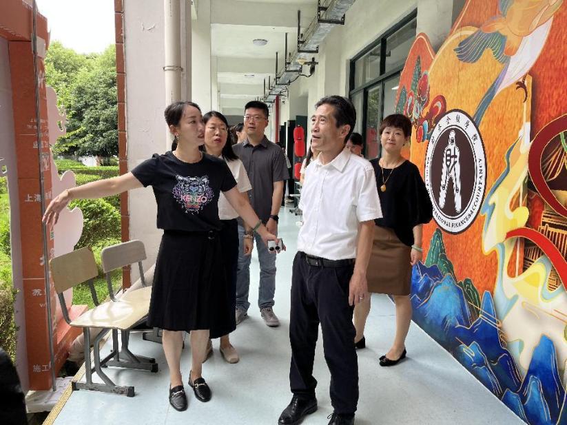 图为校长吴忠视察新生报到工作 图为校长吴忠视察新生报到工作