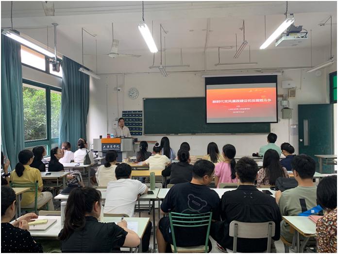 图为报告现场 图为报告现场