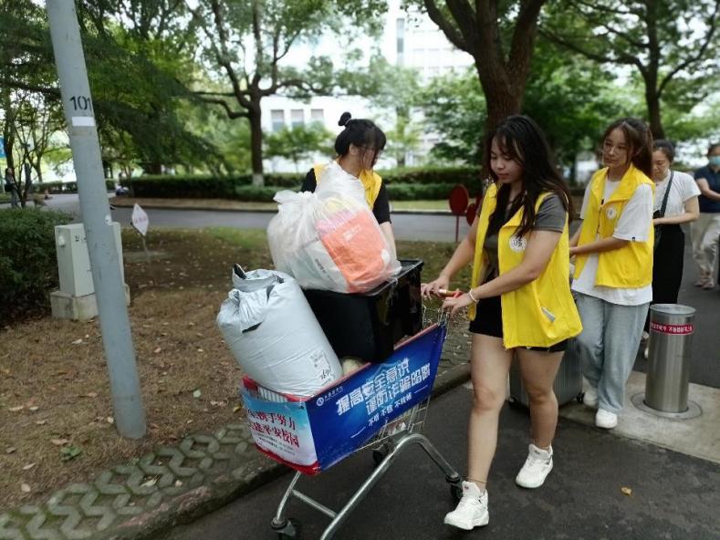 图为财务金融学院志愿者帮助新生搬运行李 图为财务金融学院志愿者帮助新生搬运行李