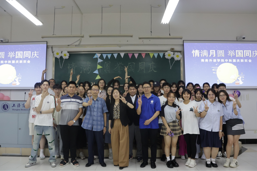 图为老师和同学们合影 图为老师和同学们合影