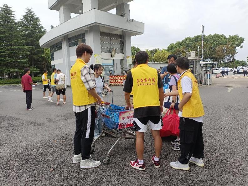 图为财务金融学院志愿者迎接新生 图为财务金融学院志愿者迎接新生