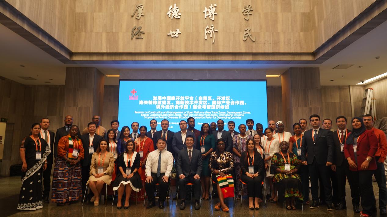 图为研修班合影 图为研修班合影