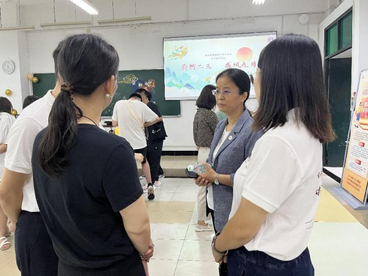 图为校党委副书记张洁视察新生报到工作 图为校党委副书记张洁视察新生报到工作