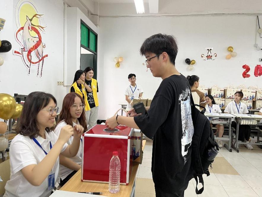 图为新生参与抽奖活动 图为新生参与抽奖活动