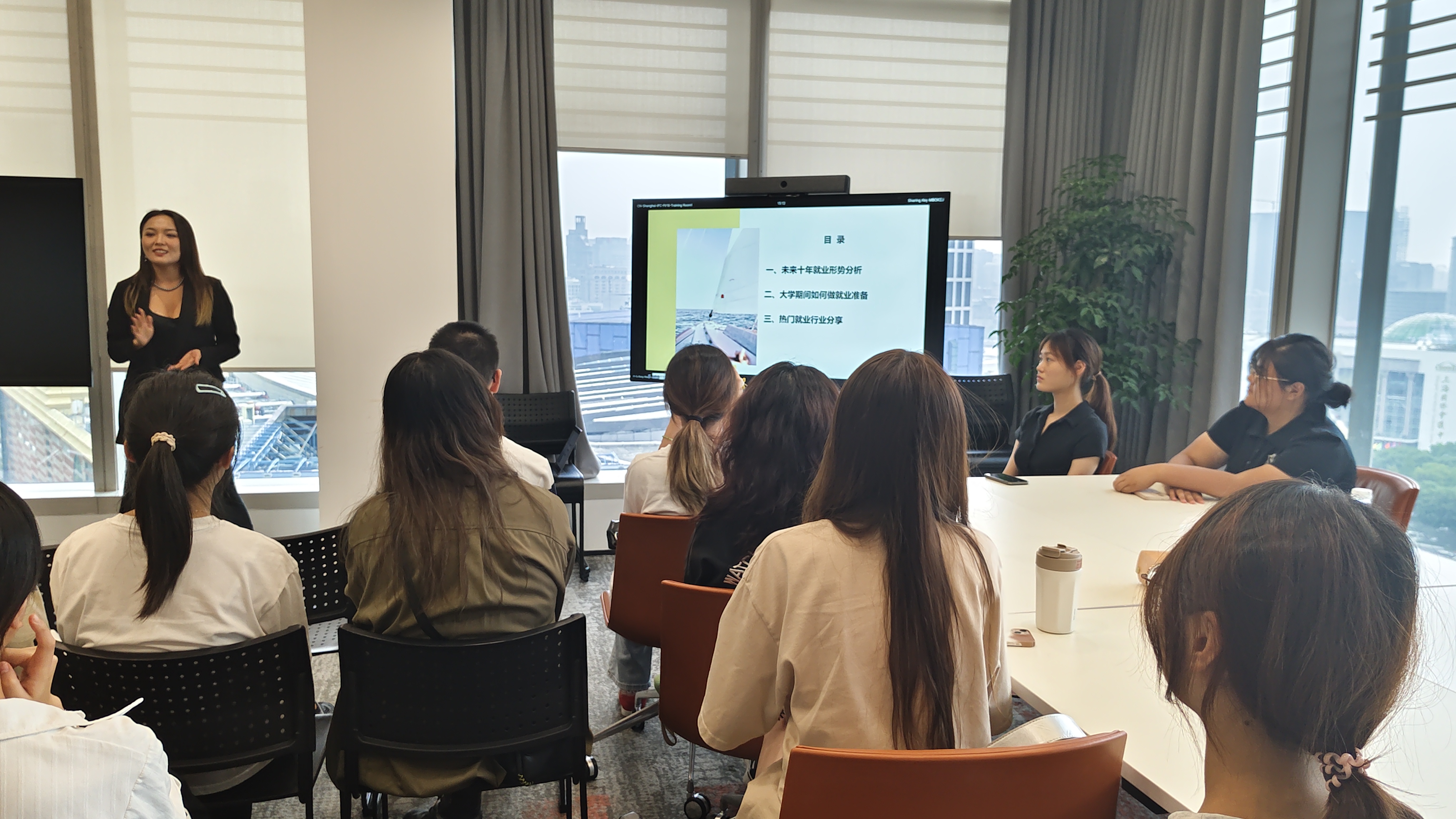 图为讲座现场 图为讲座现场