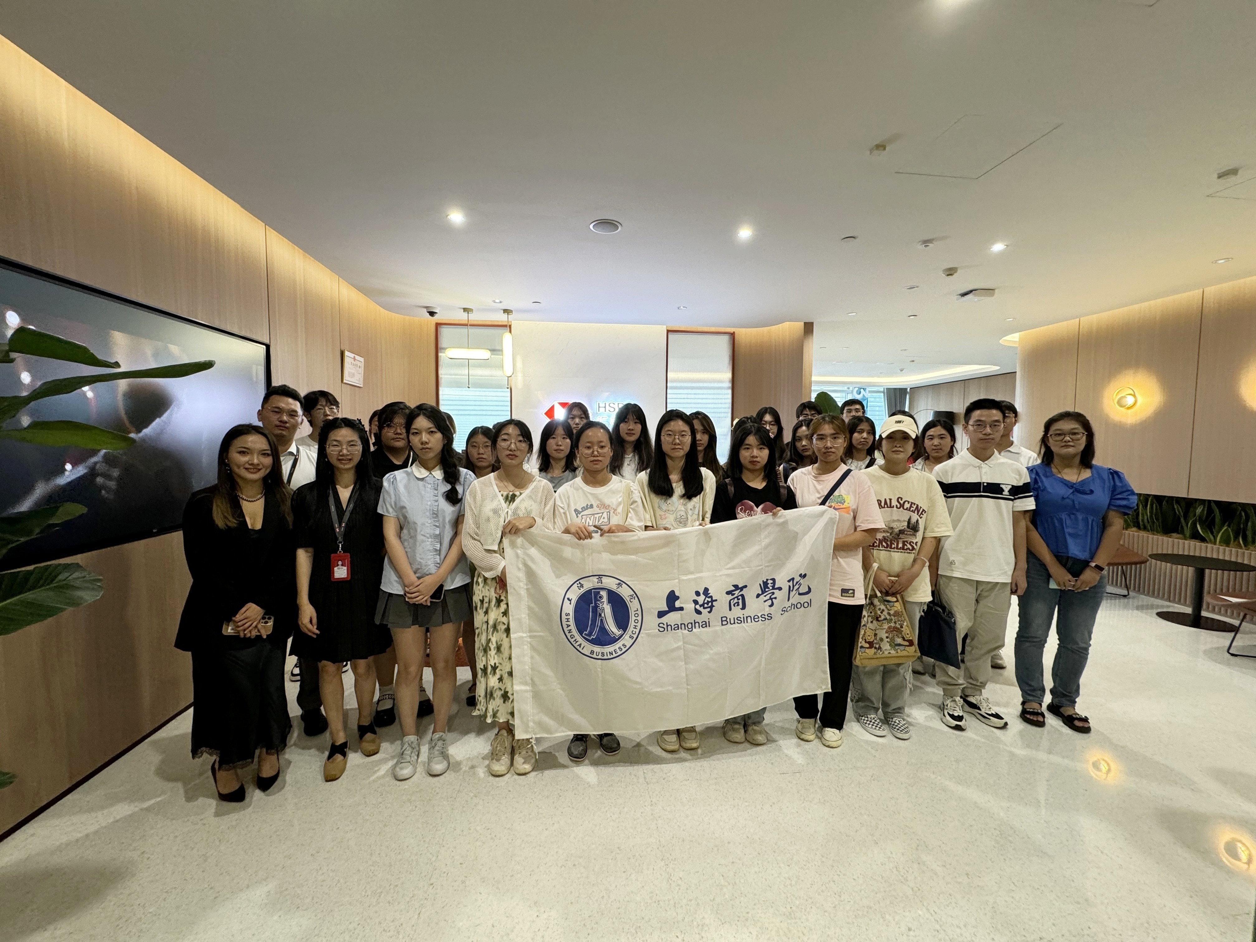 图为参访合影 图为参访合影