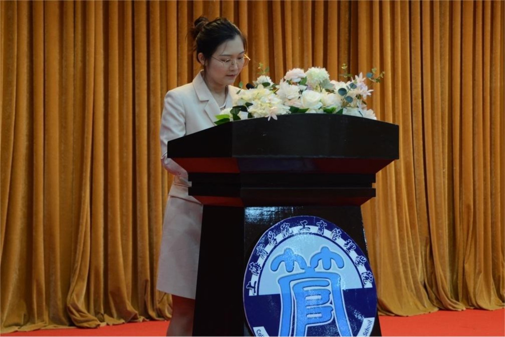 图为辅导员林孜作开学动员