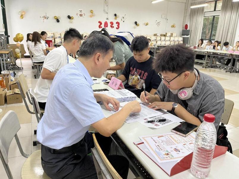 图为新生缴纳保险 图为新生缴纳保险