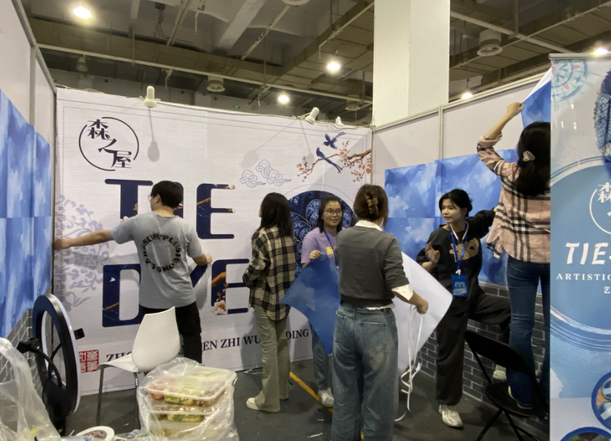 图为我校参赛队员们正在国际贸易商品展展位设计与商品陈列环节中紧张布展 图为我校参赛队员们正在国际贸易商品展展位设计与商品陈列环节中紧张布展