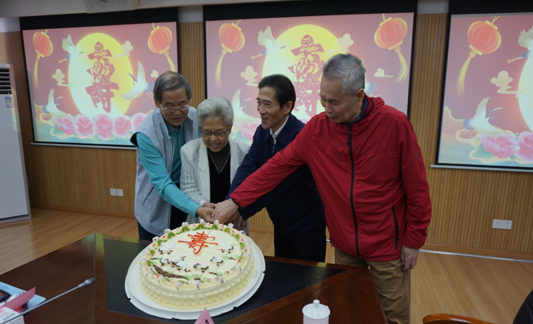 吴忠为“逢五逢十”的寿星代表切蛋糕庆祝生日