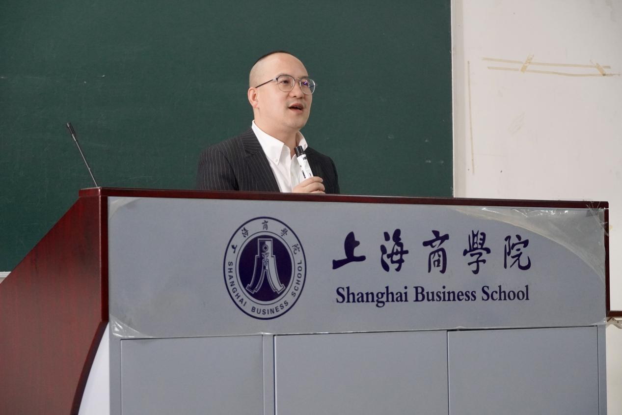 图为吴建诚老师为学生们进行讲解 图为吴建诚老师为学生们进行讲解