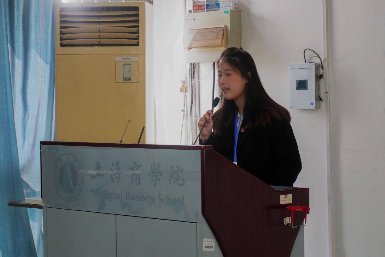 图为周蕾上台致辞