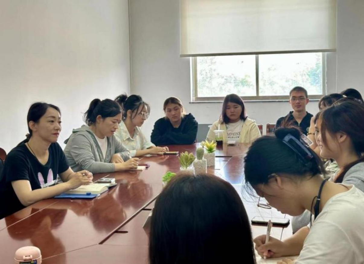 图为参会同学与伊铭和李俊进行交流讨论