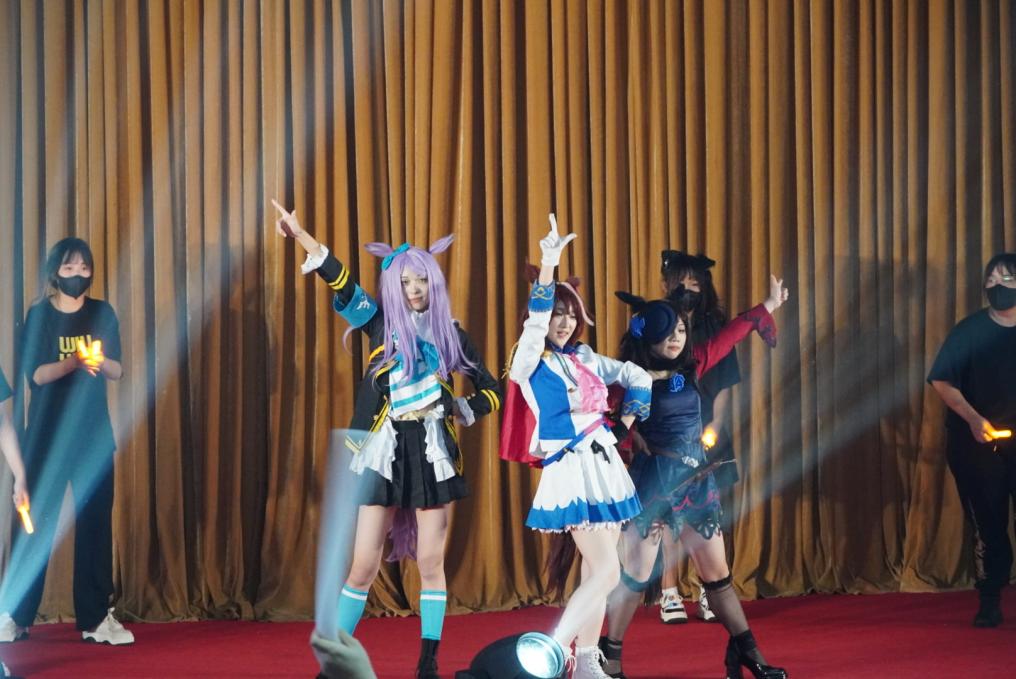 图4:星契约cosplay社表演现场 图4:星契约cosplay社表演现场