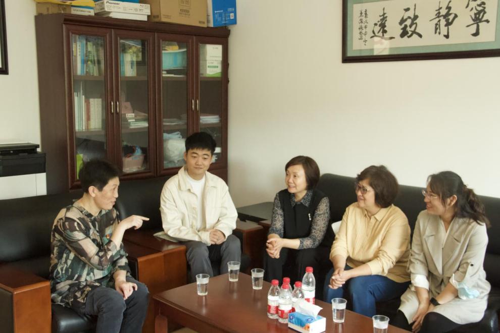 居委相关负责同志首先为文法师生们介绍了小区管辖范围、近期党建活动等相关情况