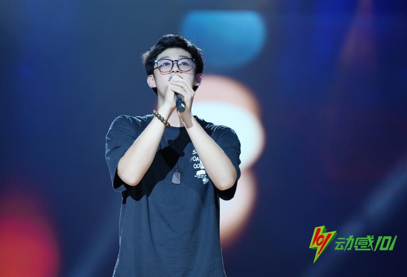 图为叶阳同学在跨越赛现场演唱 图为叶阳同学在跨越赛现场演唱