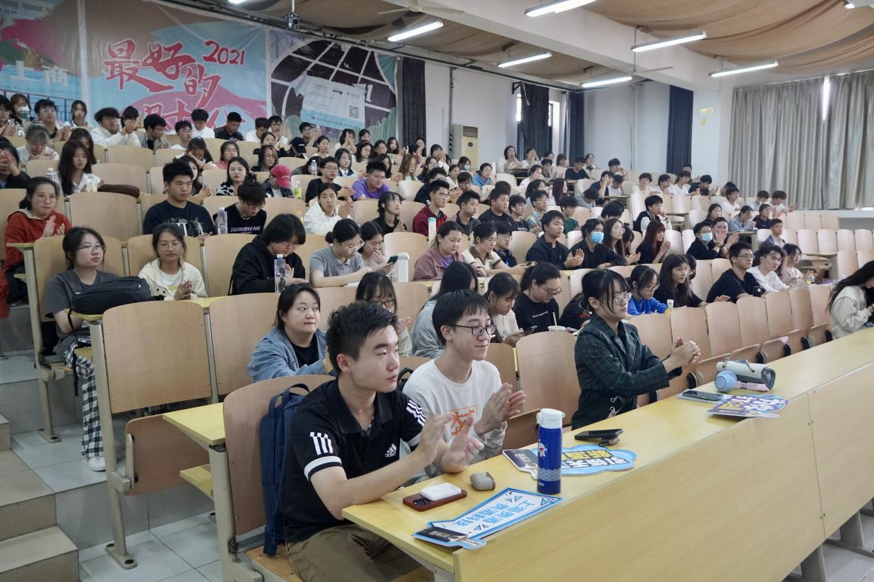 图为学生们鼓掌欢迎吴建诚老师参与活动 图为学生们鼓掌欢迎吴建诚老师参与活动