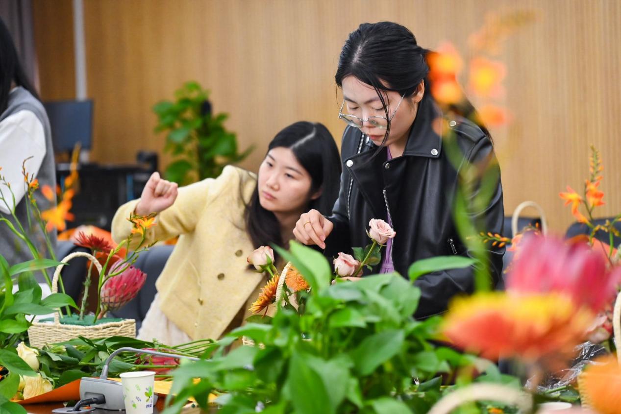学生自己操作插花 学生自己操作插花