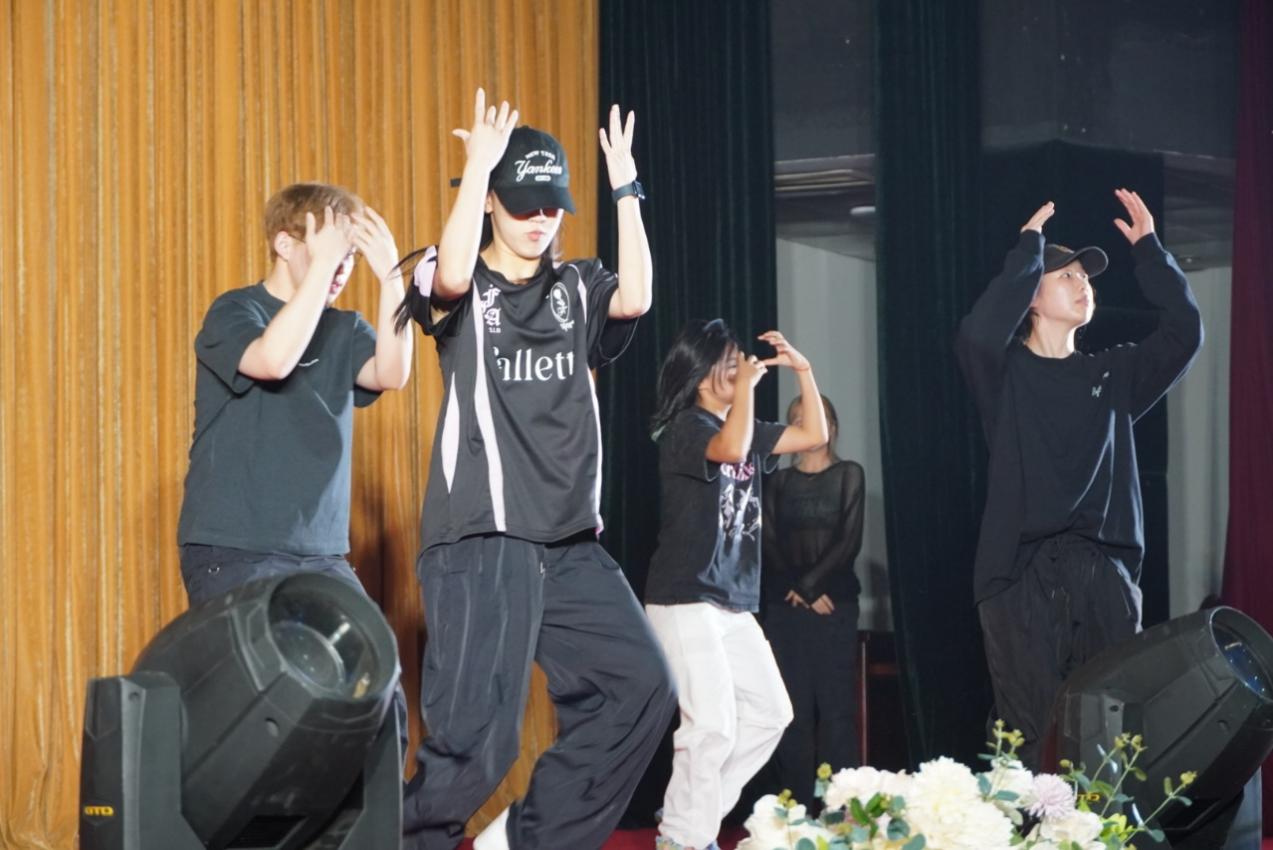 图3:Reborn街舞社表演现场 图3:Reborn街舞社表演现场