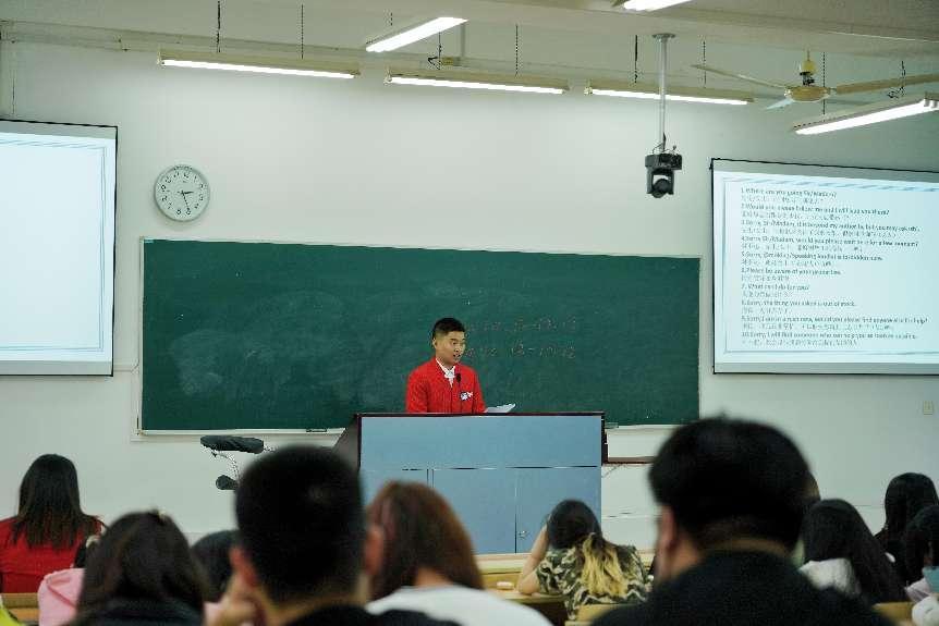 第五届进博会优秀志愿者代表徐铃权分享了服务期间的志愿服务经验和必备技能