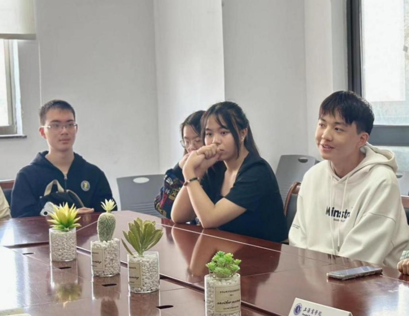 图为学长在给大一新同学分享经验