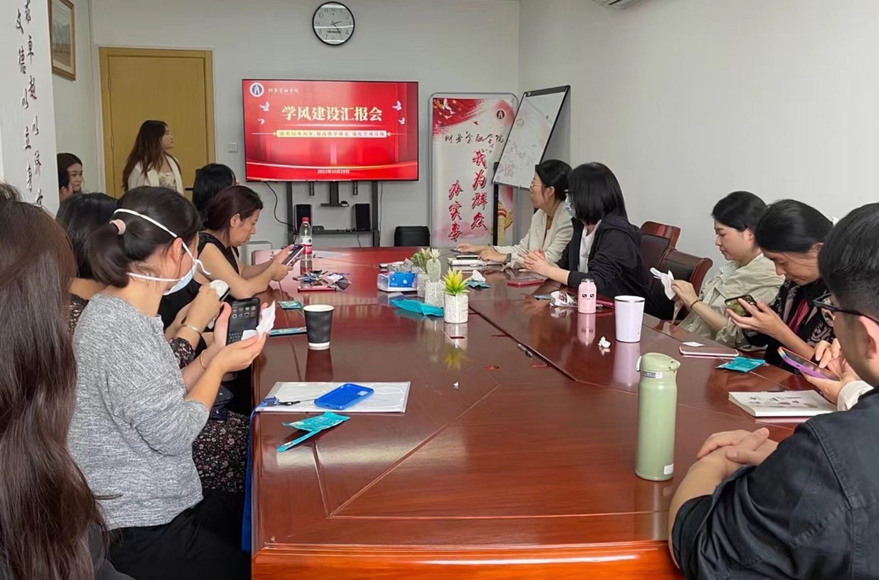 图为金融系教师听取学习委员汇报 图为金融系教师听取学习委员汇报