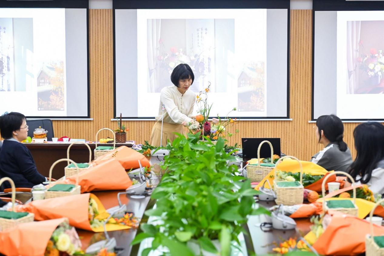 老师指导插花 老师指导插花