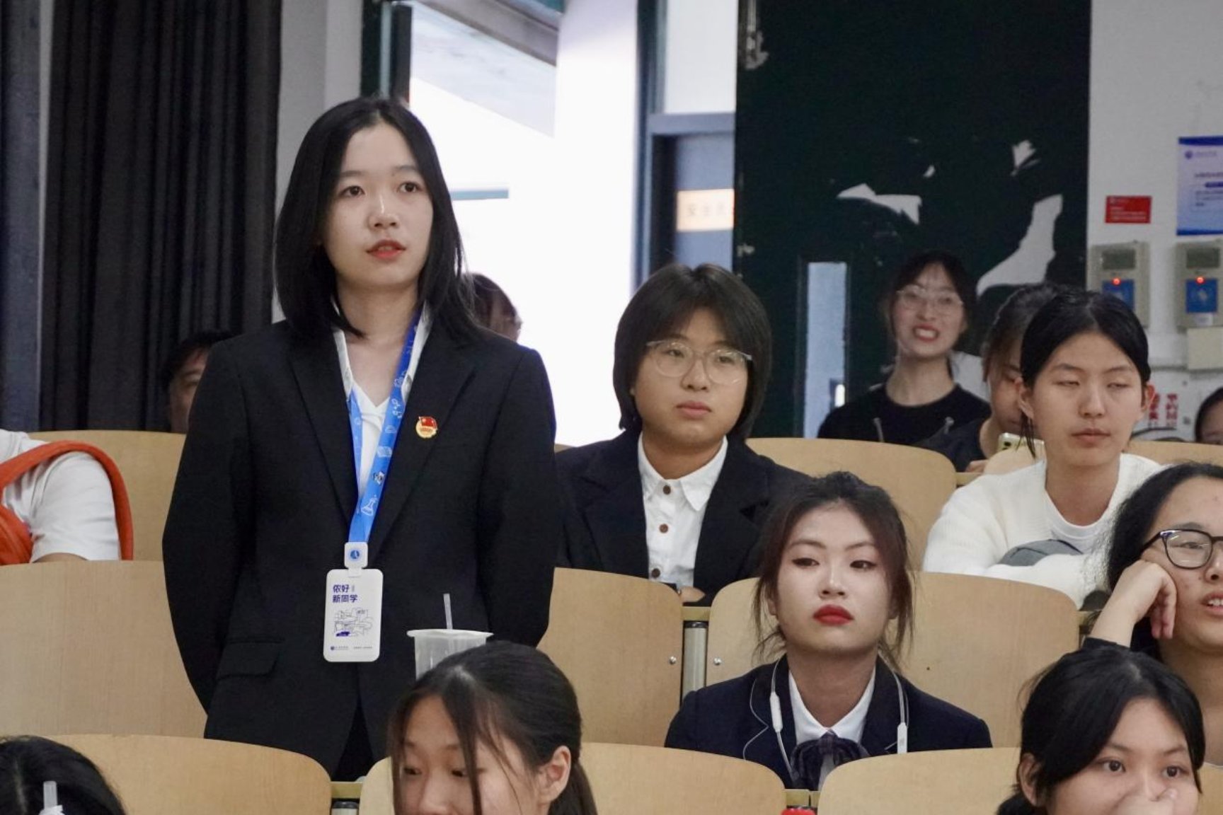 图为吴建诚老师与学生们进行互动提问 图为吴建诚老师与学生们进行互动提问