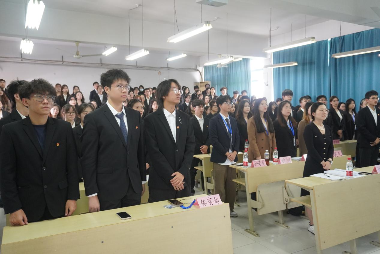 图为团学成员齐唱团歌