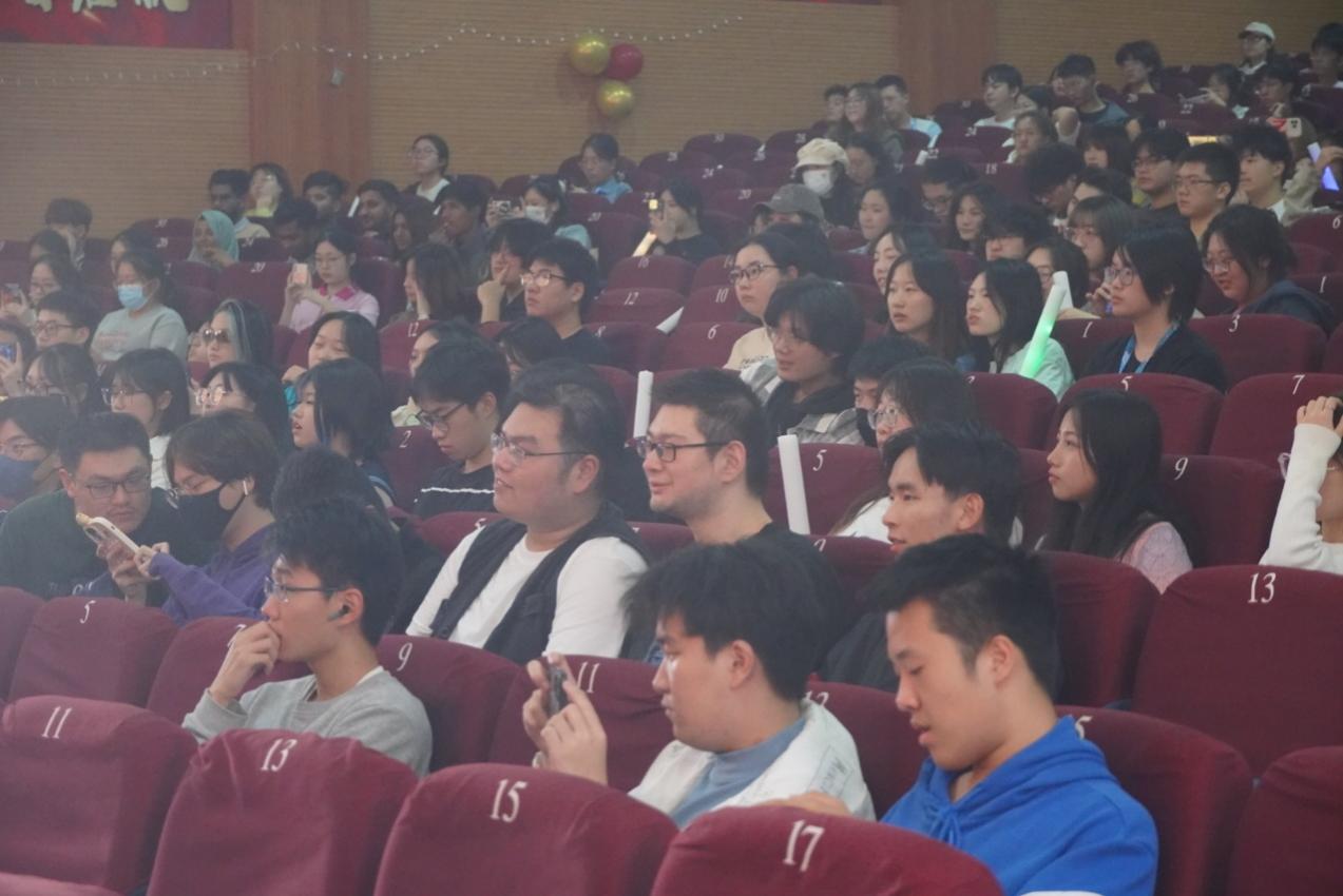 图2:观众观看现场 图2:观众观看现场