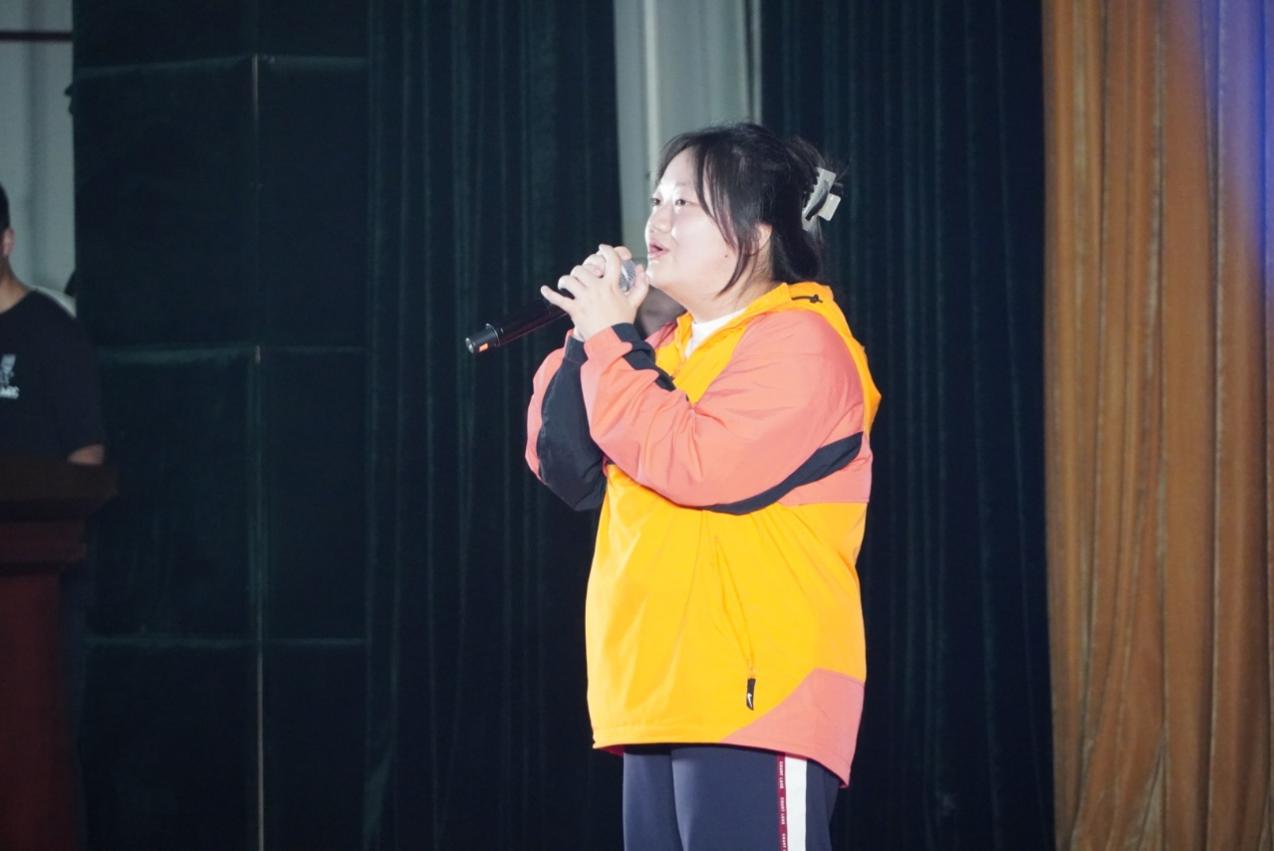 图1:上商女篮社演唱《用尽我的一切奔向你》 图1:上商女篮社演唱《用尽我的一切奔向你》