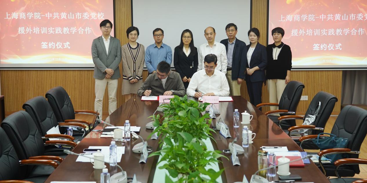 图为签约现场 图为签约现场