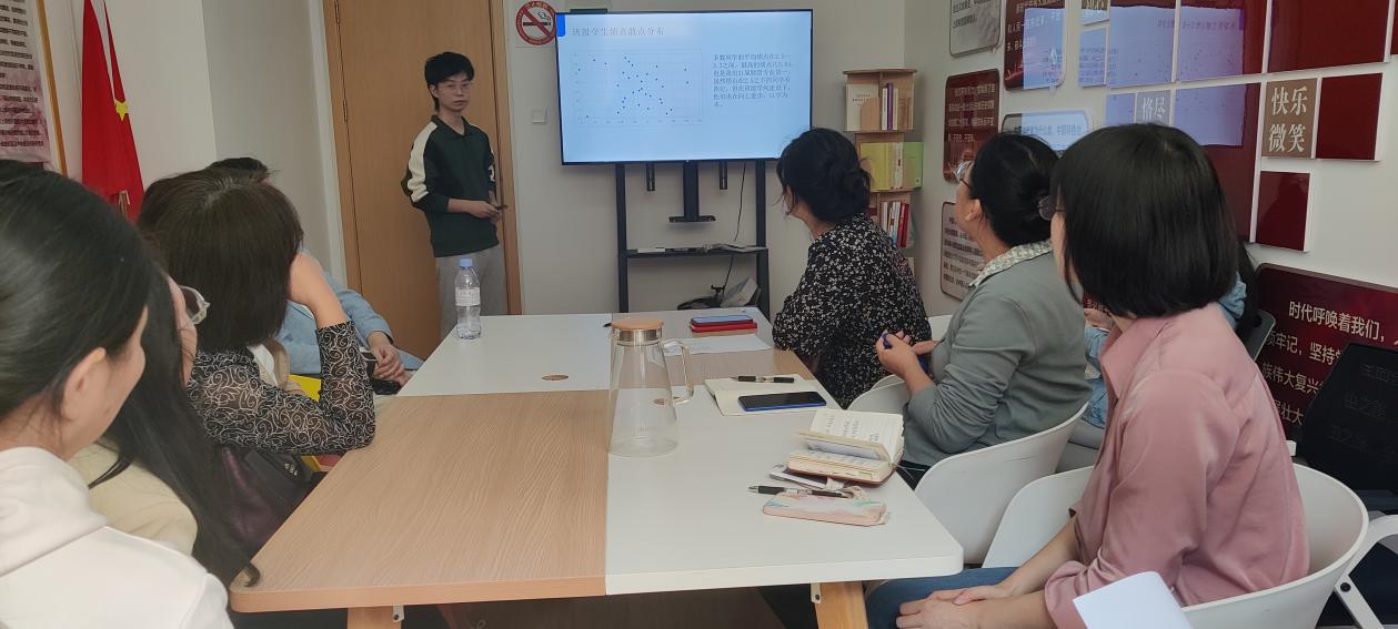 图为财务管理系教师听取学习委员汇报 图为财务管理系教师听取学习委员汇报