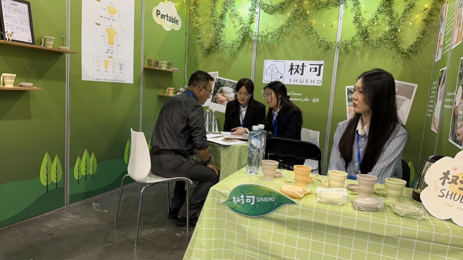 图为参赛队员们与大赛评委和专家在国际贸易商品展展场进行贸易磋商和商务谈判,全程英文 图为参赛队员们与大赛评委和专家在国际贸易商品展展场进行贸易磋商和商务谈判,全程英文